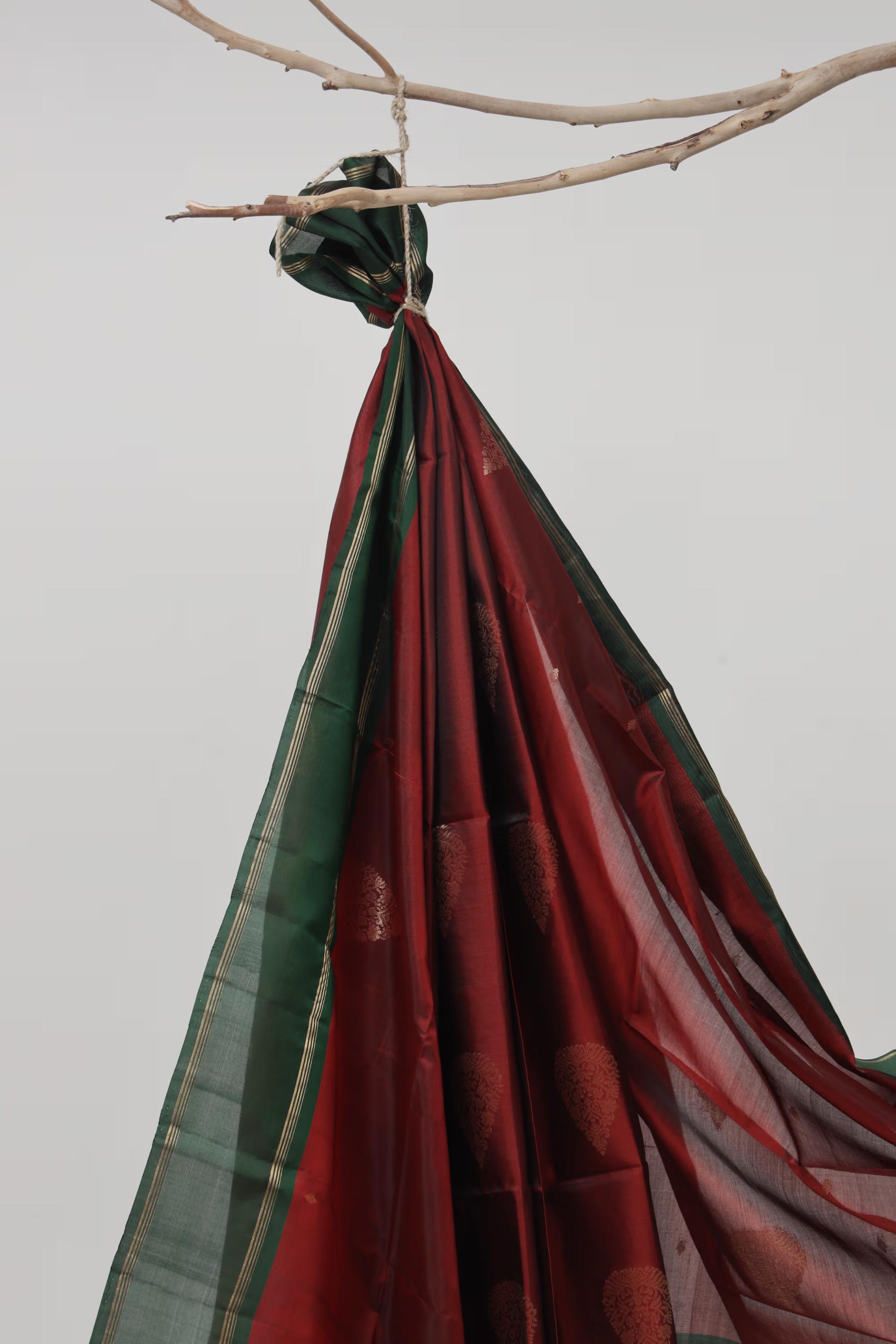 Handloom Maheshwari silk saree in deep Maroon and Dark Green 3 - Deep Maroon and green Maheshwari silk saree