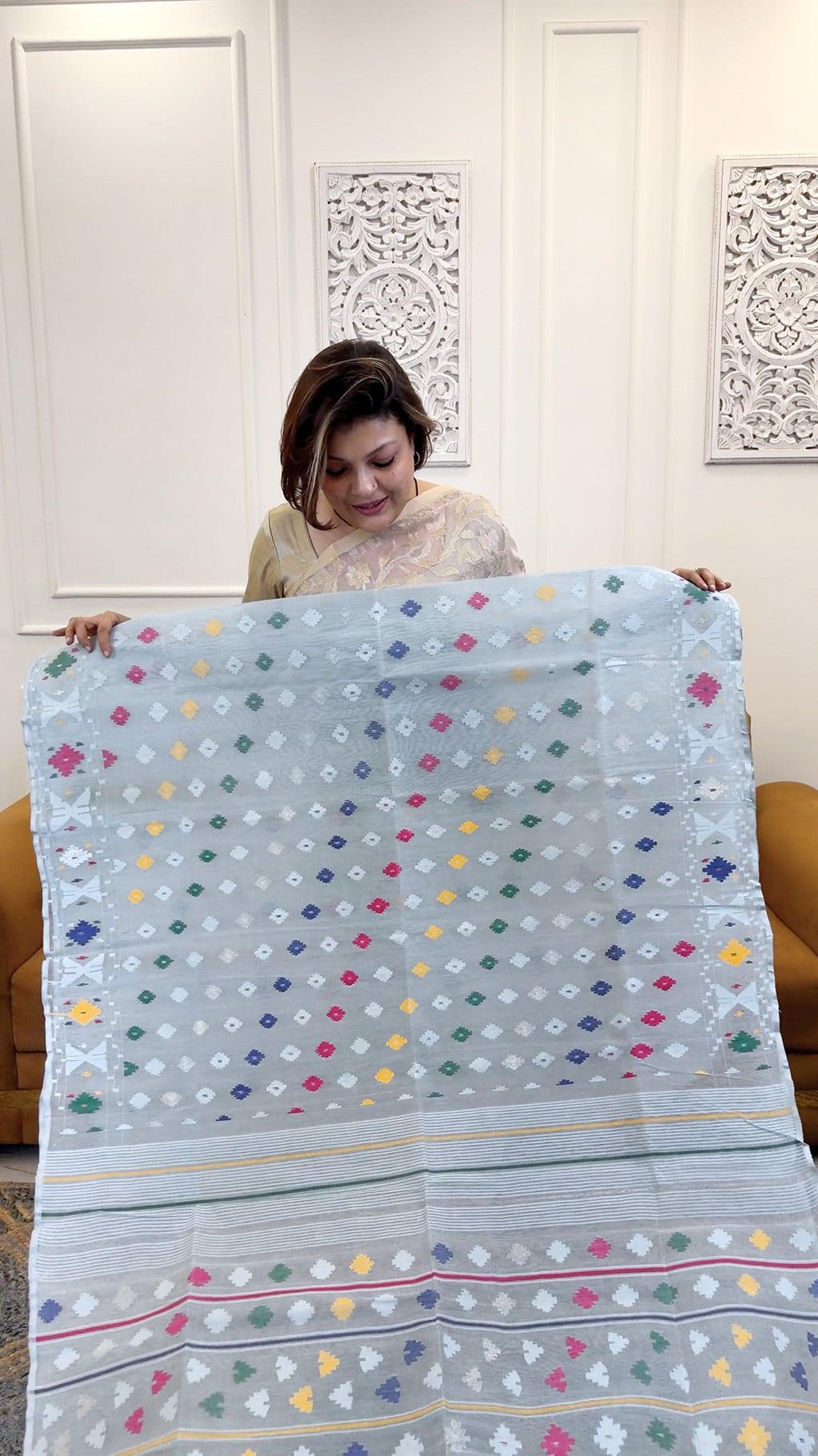 Handloom Dhakai Jamdani saree in Ice Blue view 4 - Ice Blue Pure Cotton saree