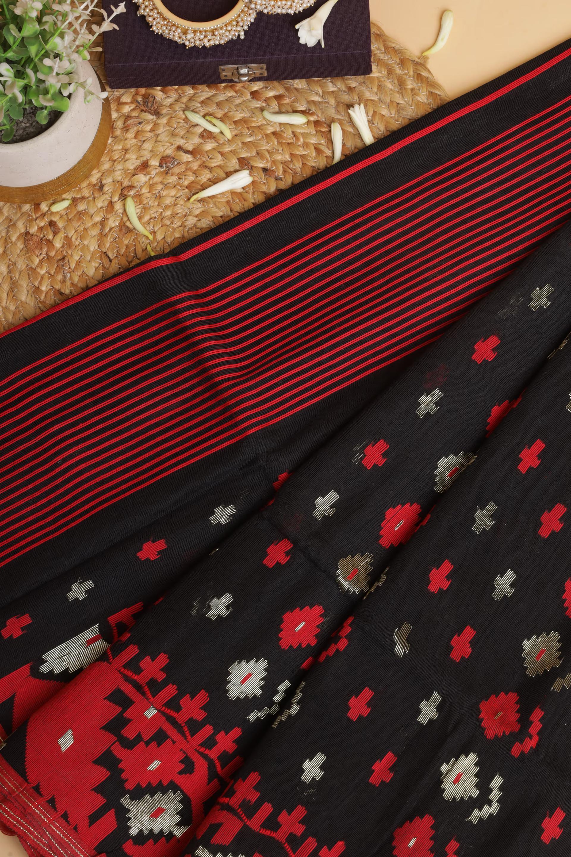 Handloom Dhakai Jamdani saree in Black and Red - Blouse piece not included 4 - Black and Red Pure Jamdani cotton saree